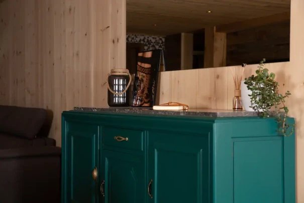 Meuble ancien vert avec objets de décoration dans un intérieur en bois.Les gîtes du haut bois 2 Le Haut Bois, 25650 Ville-du-Pont, France