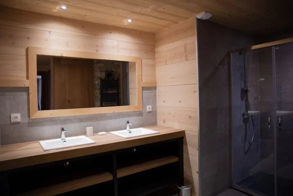 Salle de bain en bois avec deux vasques, grand miroir et douche à l’italienne.Les gîtes du haut bois 2 Le Haut Bois, 25650 Ville-du-Pont, France